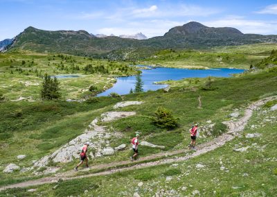 Trailers devant le lac fourchu sur le plateau du Taillefer