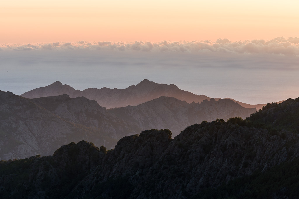 Coucher de soleil sur les crêtes de Corse