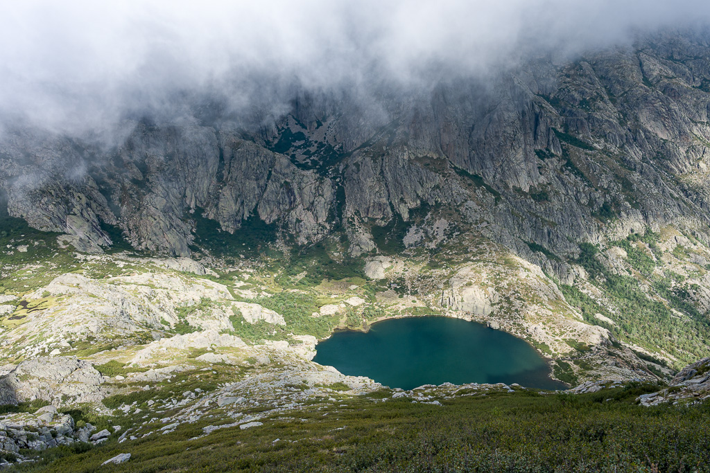 Le lac mélo sous les nuages de Corse
