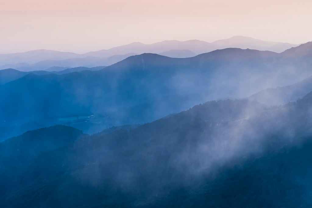 Brume et coucher de soleil sur le GR20