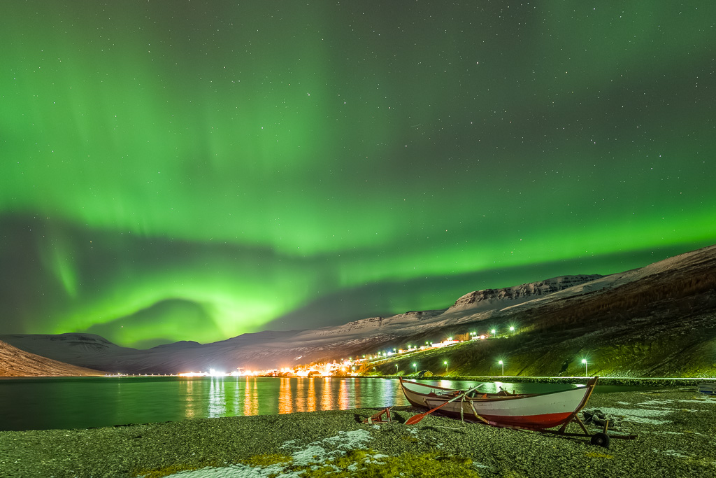 Aurore-boreale-Eskifjordur Début d'aurore boréale à Eskifjordur en islande
