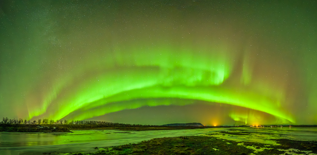 Arche-aurore-boreale L'arche d'une aurore boréale peu puissante