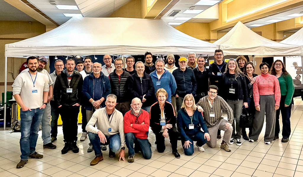 Benoit-Audige-expo cluse-010 skieurs dans un paysage de dunes blanches